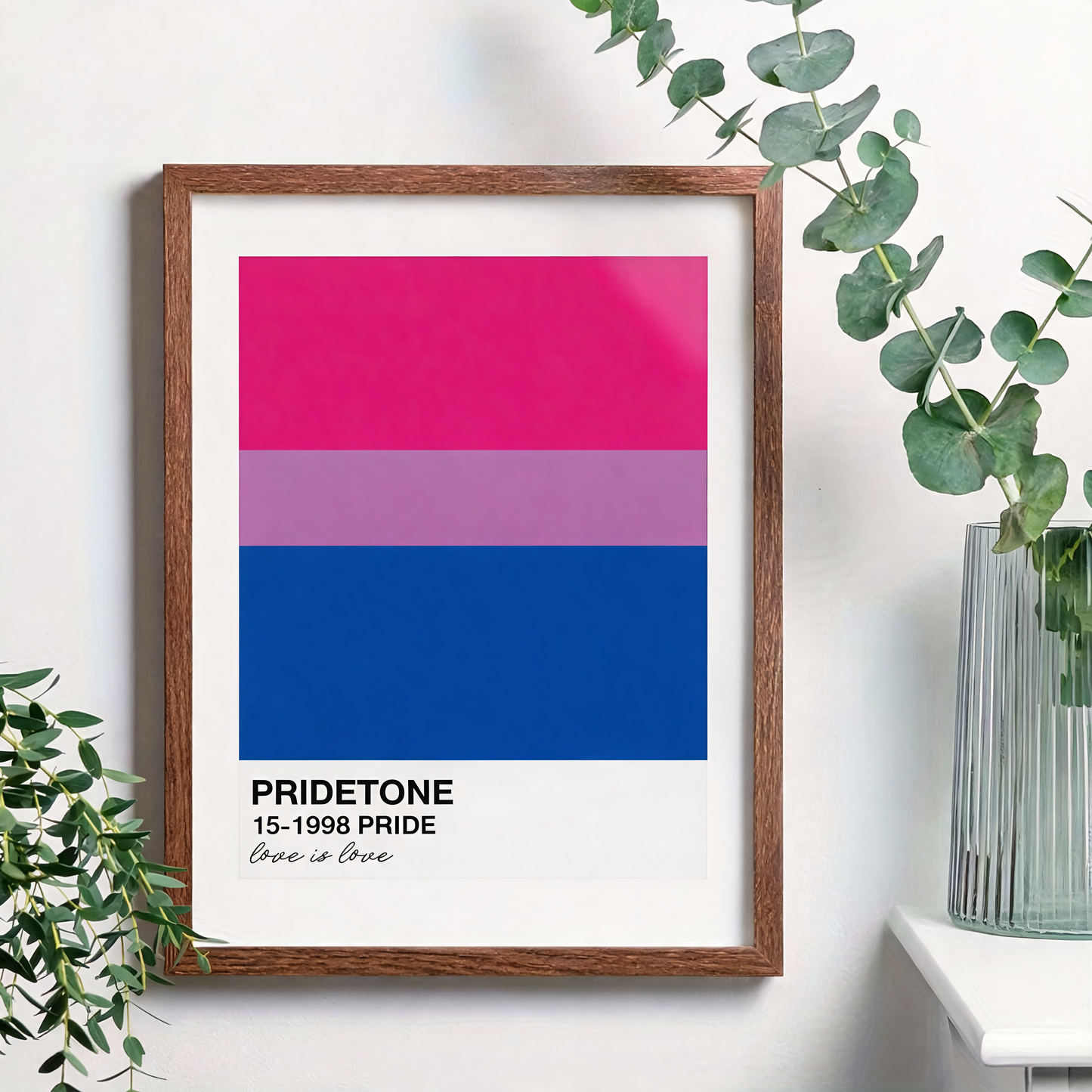 Affiche du drapeau bisexuel en nuancier Pride, magenta, lavande et bleu, dans un cadre bois non inclus sur un mur blanc
