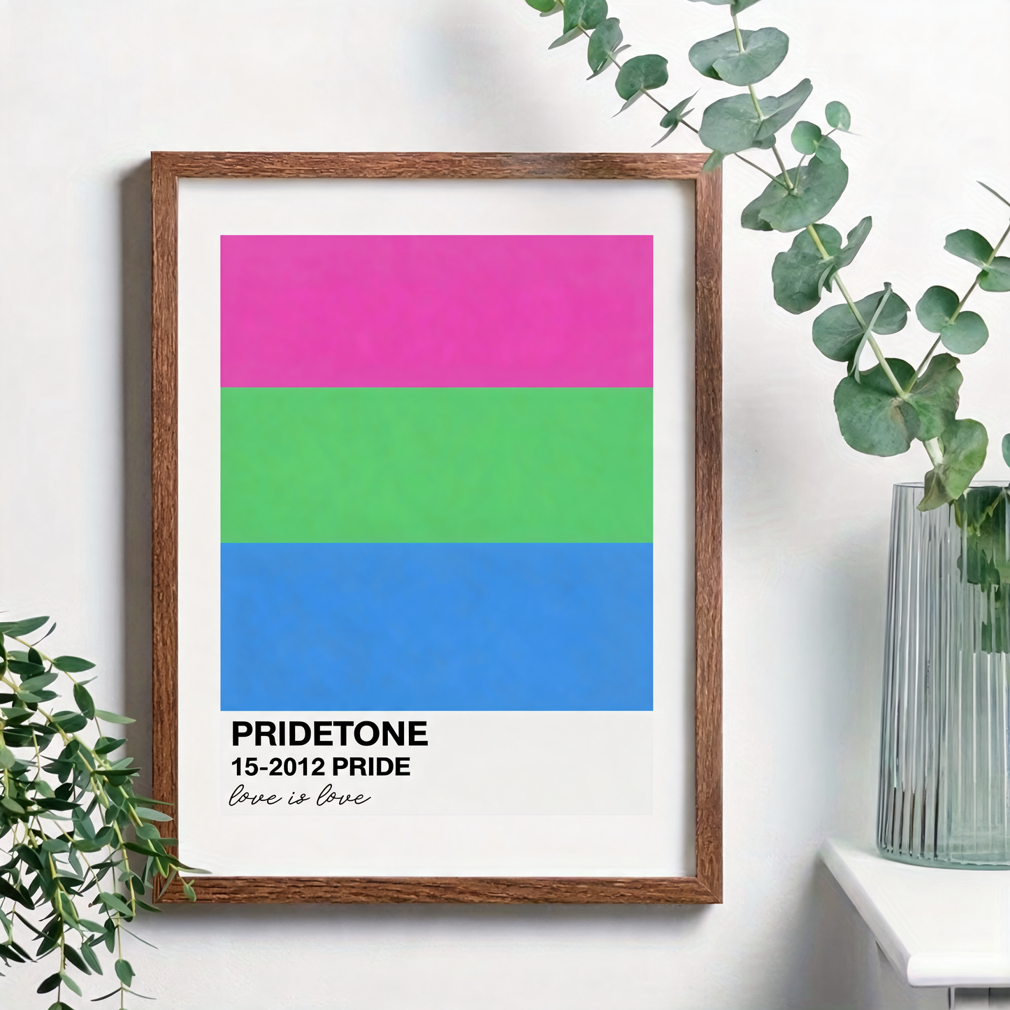 Affiche du drapeau polysexuel en nuancier Pride, rose, vert et bleu, dans un cadre bois non inclus sur un mur blanc
