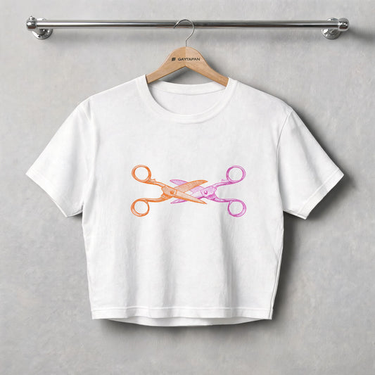 Crop top blanc à ciseaux croisés orange et rose, présenté sur un cintre GAYTAPAN