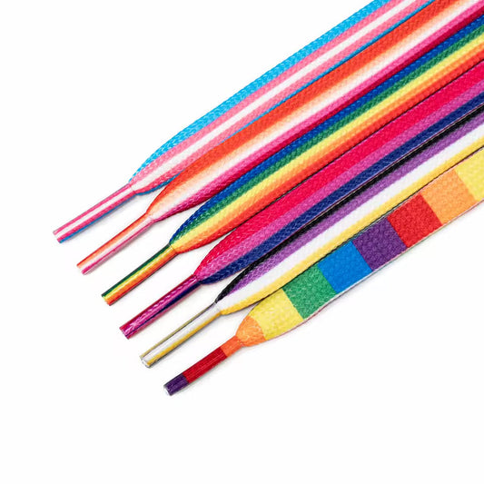 Six paires de lacets LGBT à plat : arc-en-ciel, transgenre, lesbien, bisexuel, asexuel et pansexuel