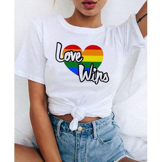 Vue rapprochée du cœur à bandes arc-en-ciel et du lettrage Love Wins
