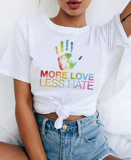 Vue rapprochée de l'empreinte de main colorée et du slogan More Love Less Hate