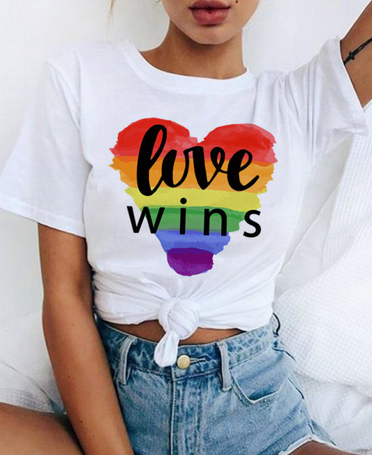 Vue rapprochée du cœur aquarelle et du lettrage « love wins »