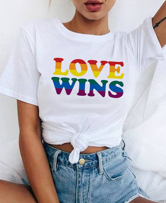 Le t-shirt LOVE WINS porté avec un jean, vue rapprochée du lettrage arc-en-ciel