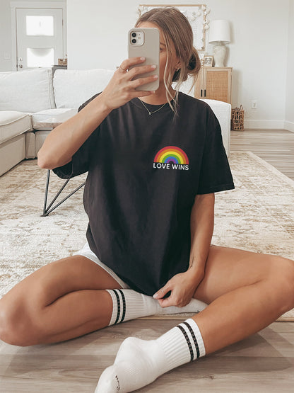 T-shirt LGBT — Rainbow Love Wins