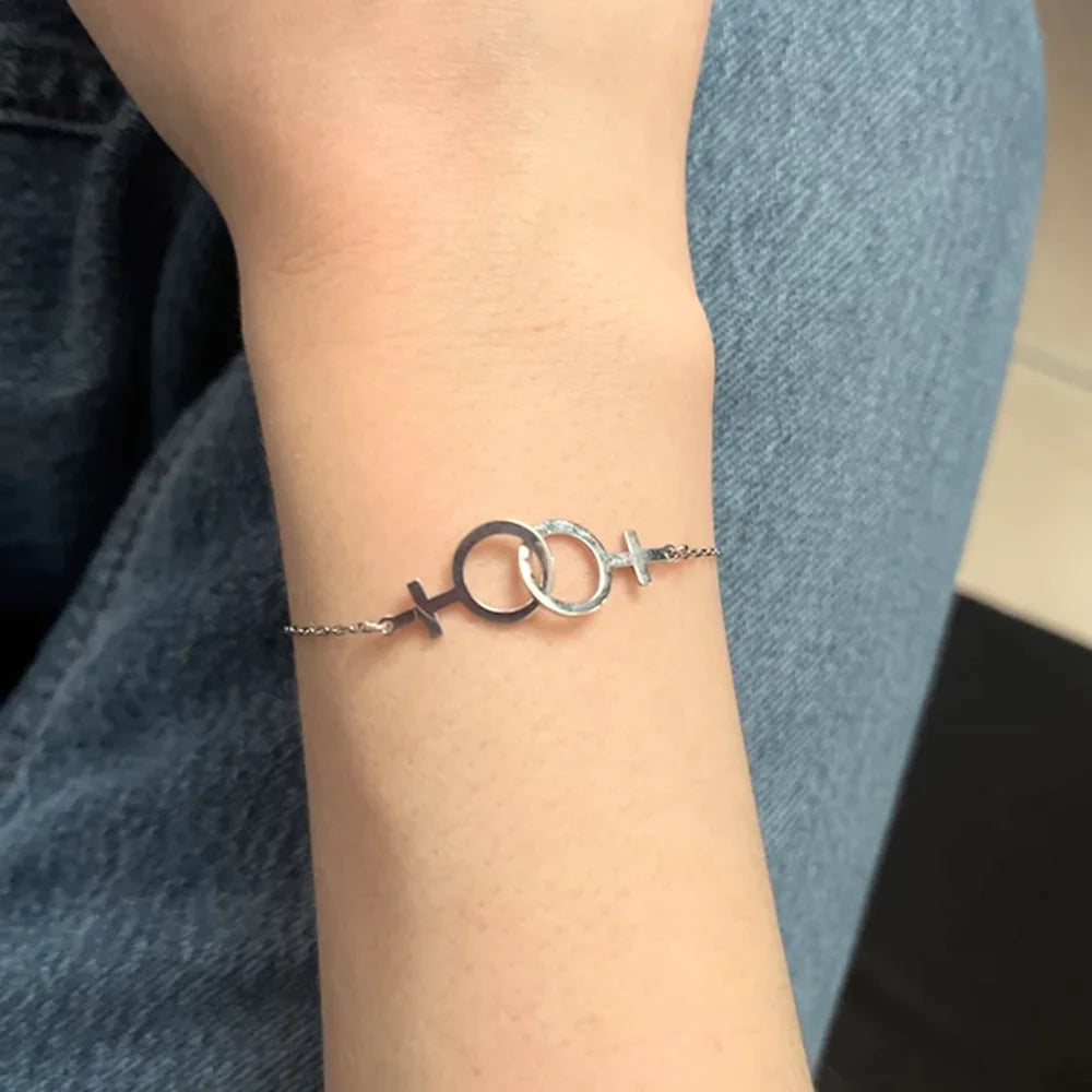 Détail du charm double Vénus du bracelet lesbien, acier inoxydable