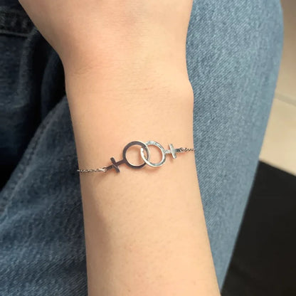 Détail du charm double Vénus du bracelet lesbien, acier inoxydable