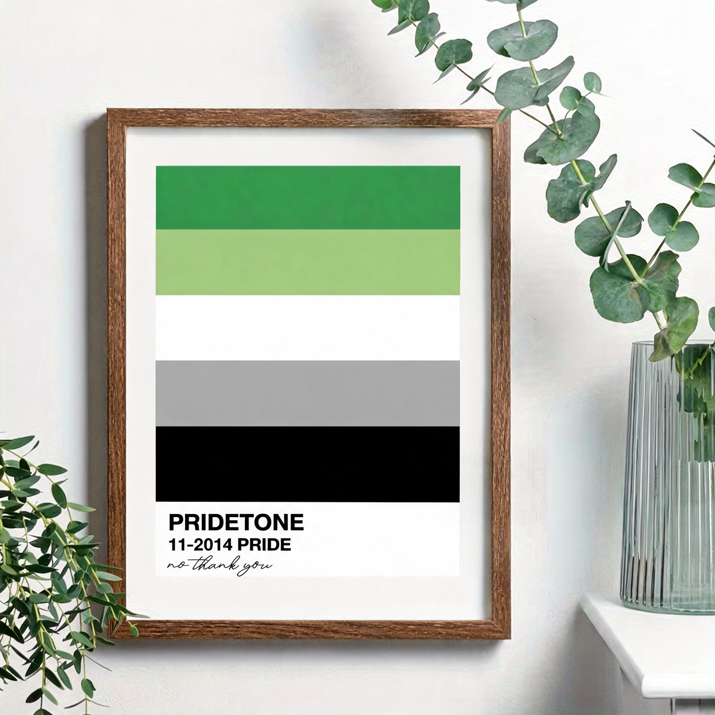 Affiche du drapeau aromantique en nuancier Pride, deux verts, blanc, gris et noir, cadre bois non inclus sur un mur blanc