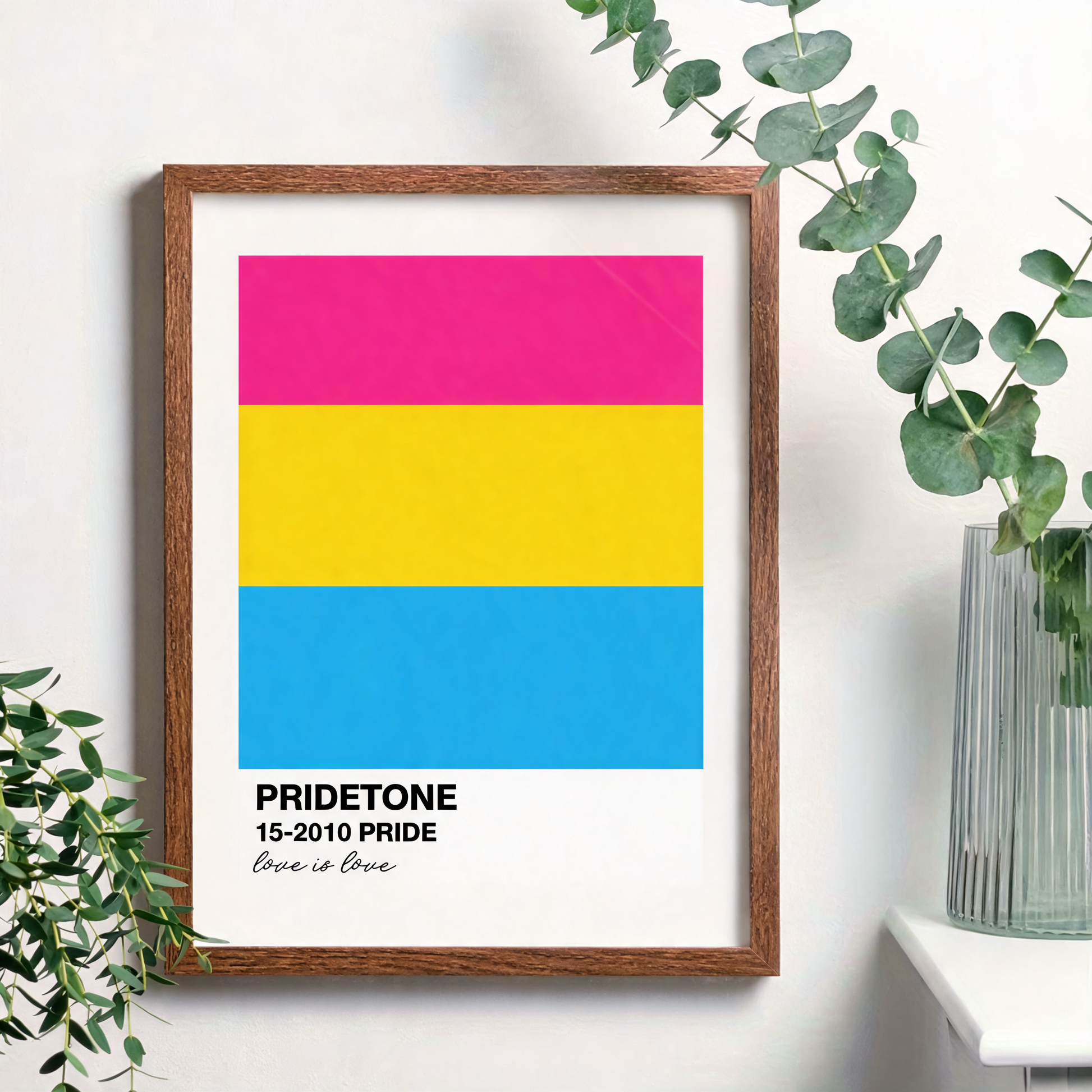 Affiche du drapeau pansexuel en nuancier Pride, rose, jaune et bleu, dans un cadre bois non inclus sur un mur blanc