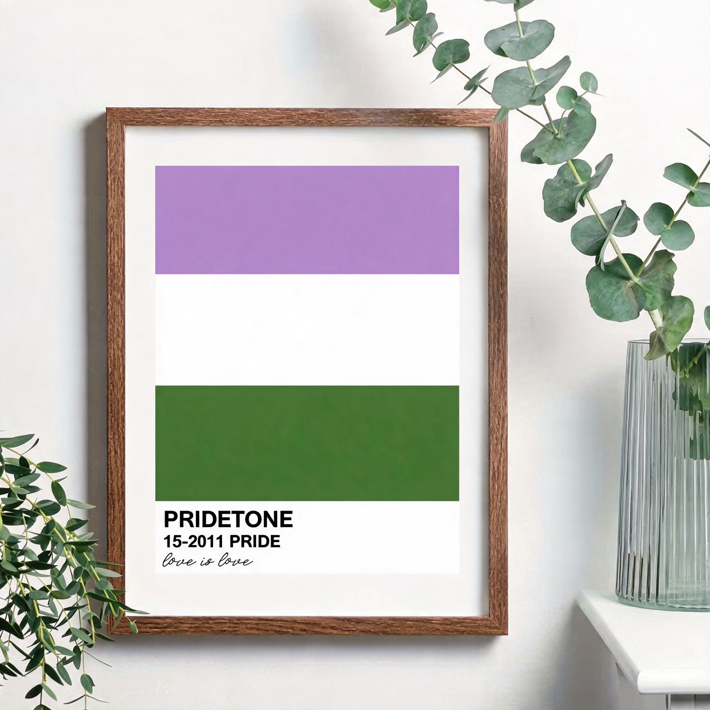 Affiche du drapeau genderqueer en nuancier Pride, lavande, blanc et vert, cadre bois non inclus sur un mur blanc