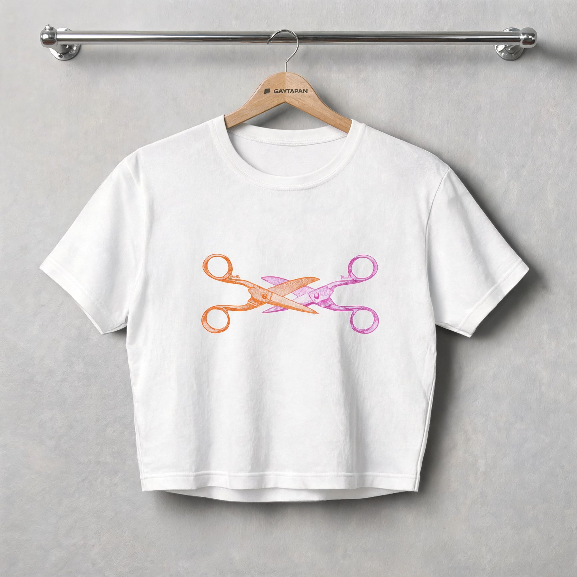 Crop top blanc à ciseaux croisés orange et rose, présenté sur un cintre GAYTAPAN