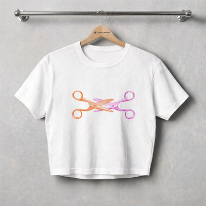 Crop top blanc à ciseaux croisés orange et rose, présenté sur un cintre GAYTAPAN