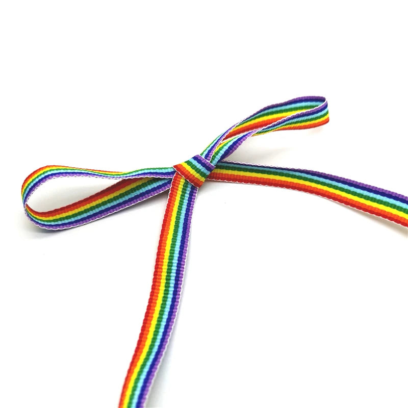 Noeud noue dans un ruban arc-en-ciel fin