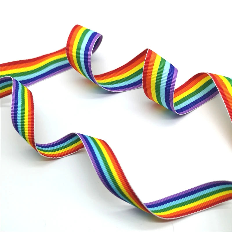 Ruban arc-en-ciel deroule en boucles sur fond blanc