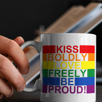 Mug LGBT Tasse Kiss Boldly Love Freely Be Proud