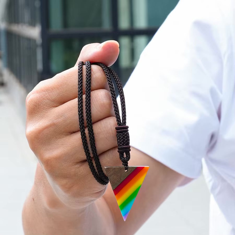 Collier LGBT — Pendentif triangle en bois arc-en-ciel