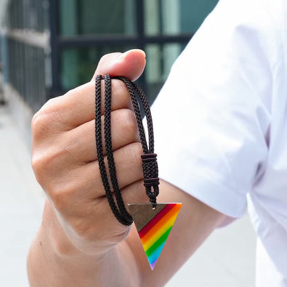 Collier LGBT — Pendentif triangle en bois arc-en-ciel