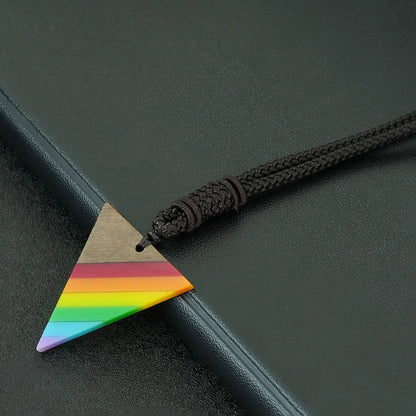 Collier LGBT à pendentif triangle en bois arc-en-ciel, pointe vers le bas