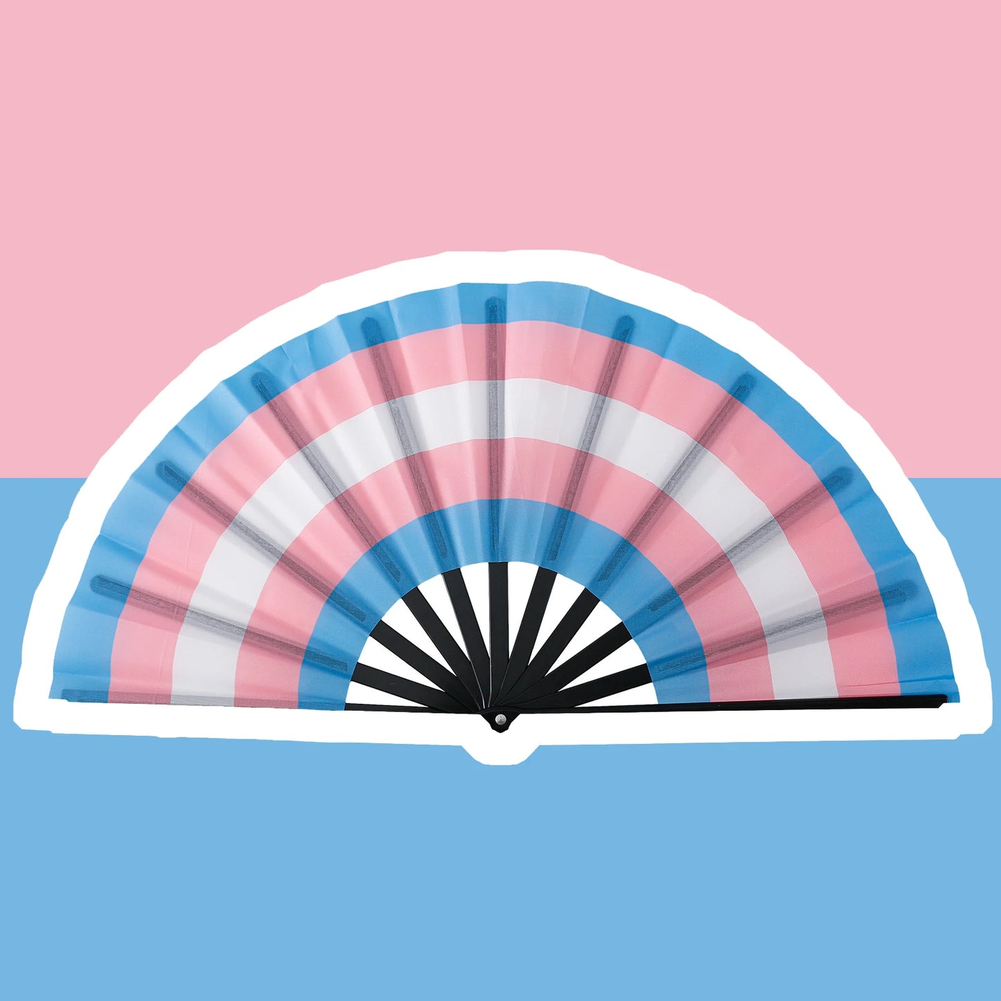 Éventail au drapeau transgenre déplié, bandes bleu ciel, rose et blanc