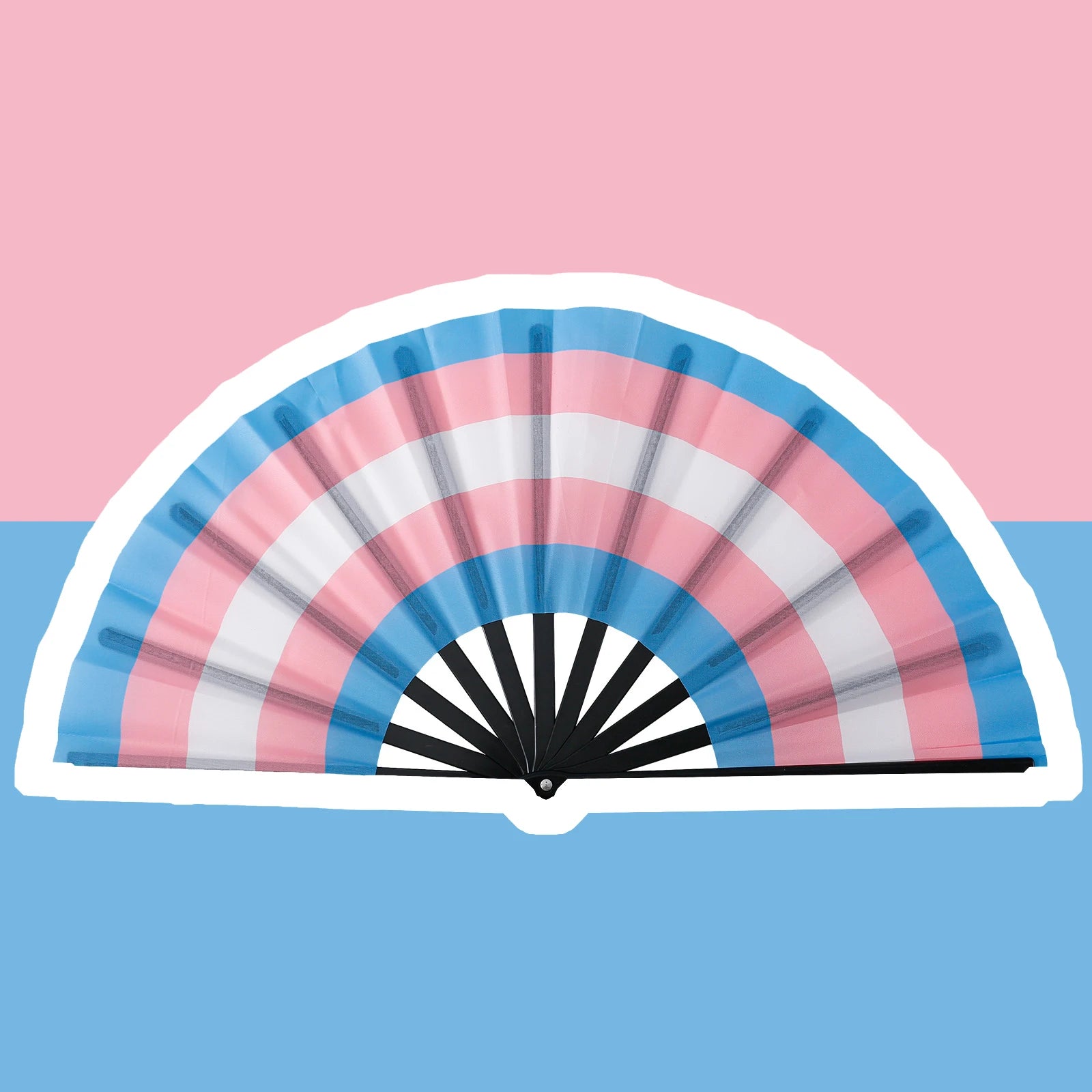 Éventail au drapeau transgenre déplié, bandes bleu ciel, rose et blanc
