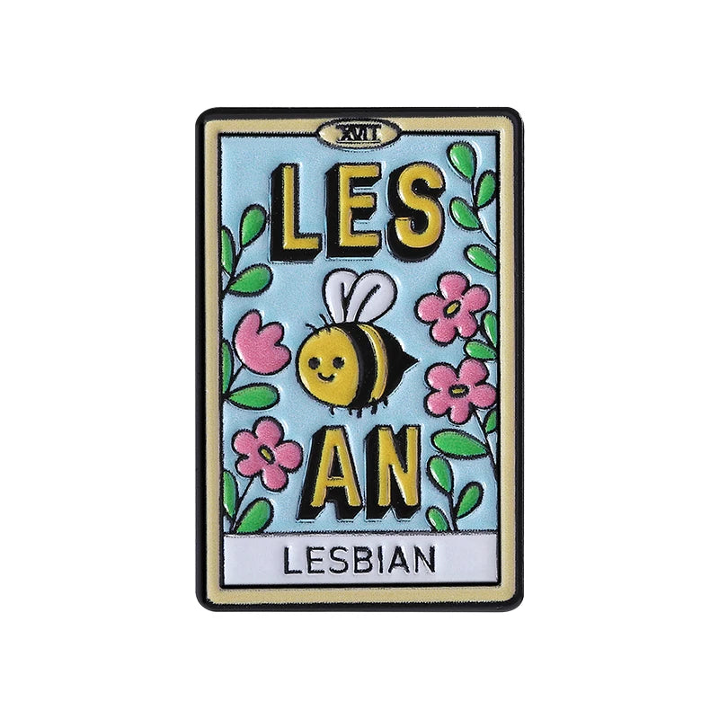 Pins tarot lesbien Les-Bee-An : abeille entre les syllabes LES et AN, fleurs roses