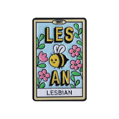 Pins tarot lesbien Les-Bee-An : abeille entre les syllabes LES et AN, fleurs roses