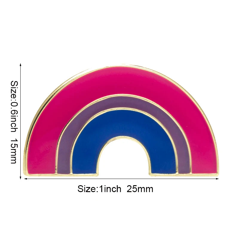 Pins émaillé en forme d'arc aux couleurs du drapeau bisexuel : magenta, lavande, bleu, cerné d'un liseré doré