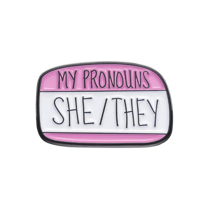 Pins pronoms She/They, badge émaillé à bandeau rose « My Pronouns »