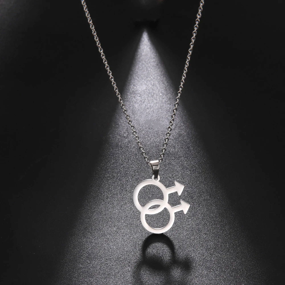 Collier gay double Mars en acier argenté, en gros plan sur fond noir