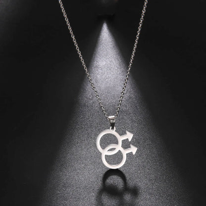 Collier gay double Mars en acier argenté, en gros plan sur fond noir