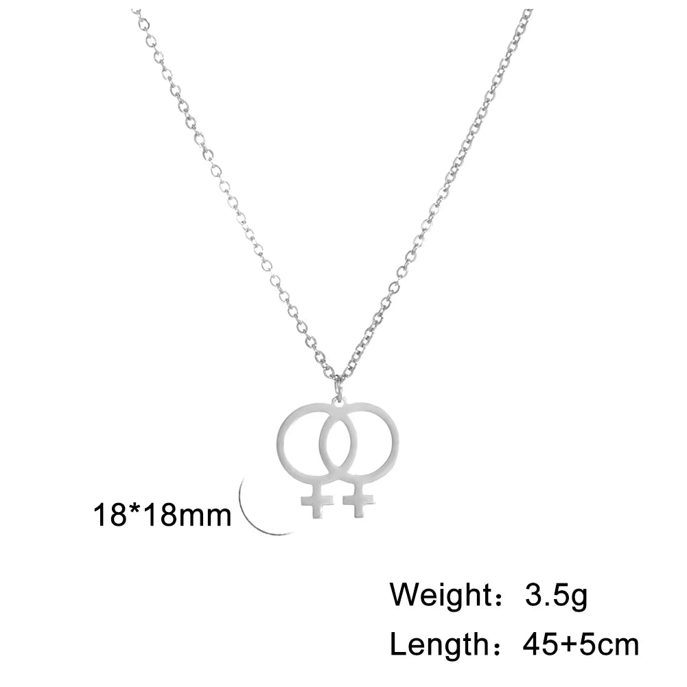 Collier lesbien double Vénus en acier argenté, avec ses dimensions : 18 sur 18 mm, chaîne de 45 cm plus 5 cm