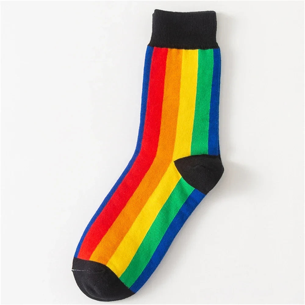 Chaussettes arc-en-ciel a bandes verticales sur fond noir