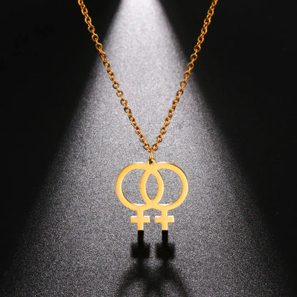 Le pendentif double Vénus doré en gros plan sur fond noir