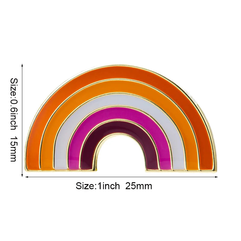 Pins émaillé en arc aux cinq bandes du drapeau lesbien : orange foncé, orange, blanc, rose, rose profond