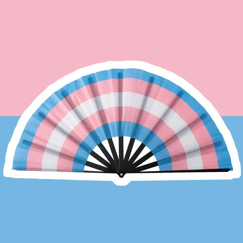 Éventail pliant aux couleurs du drapeau transgenre : bleu ciel, rose et blanc