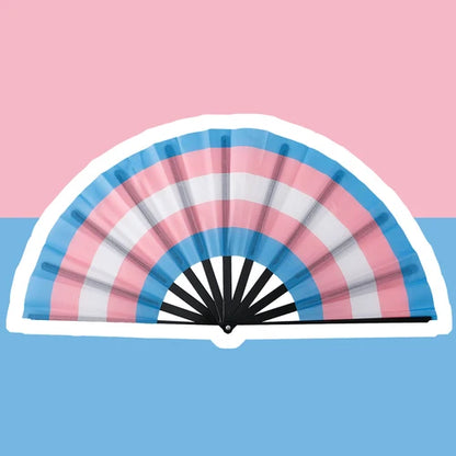 Éventail pliant aux couleurs du drapeau transgenre : bleu ciel, rose et blanc