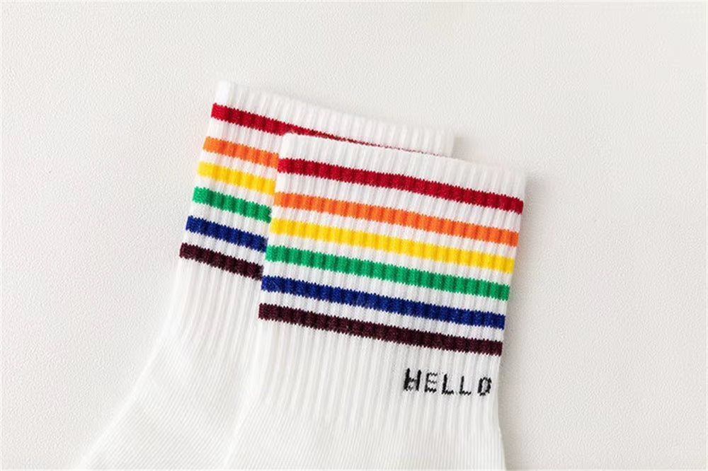 Chaussettes Hello LGBT arc-en-ciel, vue de la paire