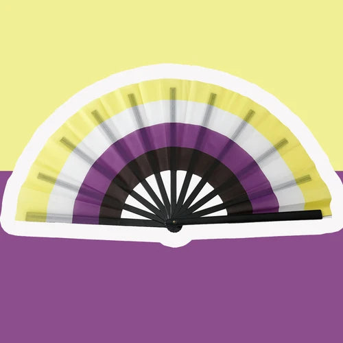 Éventail pliant aux couleurs du drapeau non-binaire : jaune, blanc, violet et noir