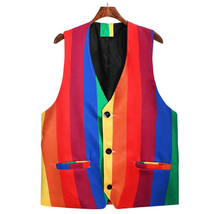 Le gilet de costume arc-en-ciel présenté de face sur un cintre en bois