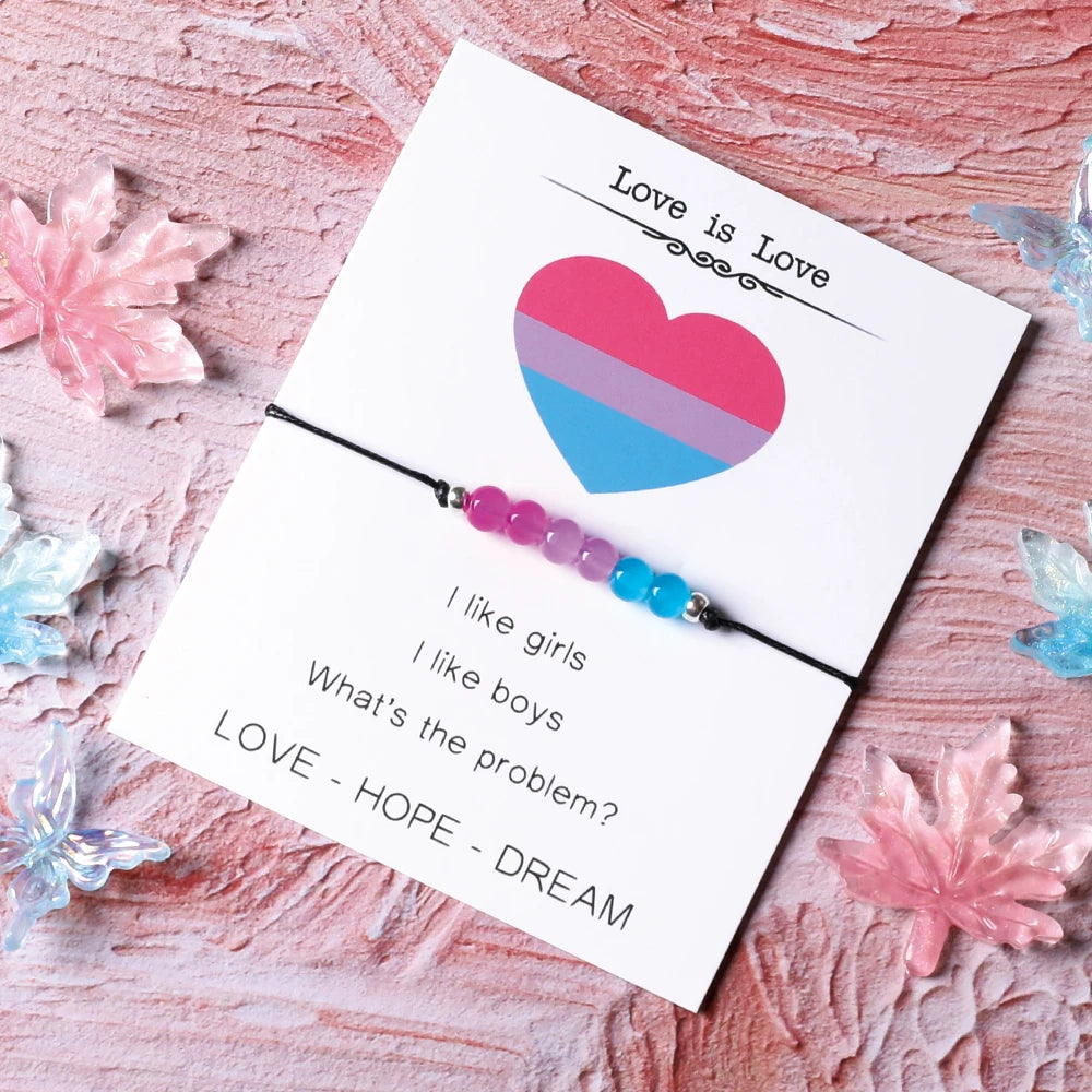 Bracelet bisexuel en perles de verre sur cordon noir, livré sur sa carte Love is Love au cœur bisexuel