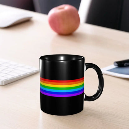 Mug LGBT arc-en-ciel posé sur un bureau