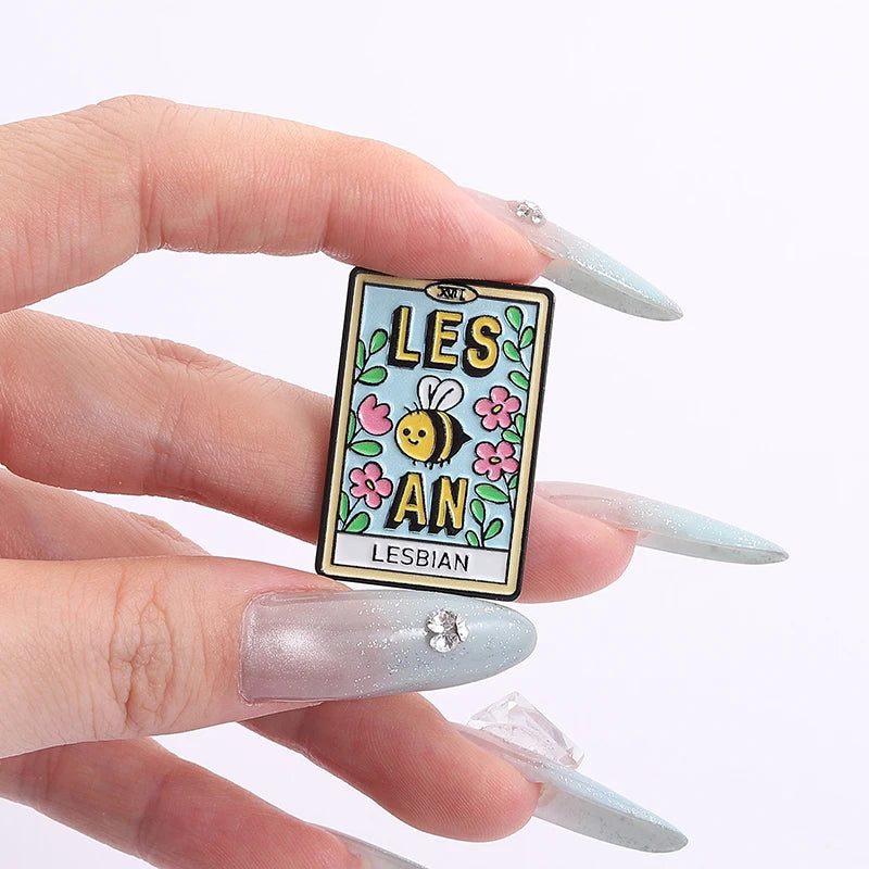 Pins tarot lesbien Les-Bee-An tenu entre deux doigts