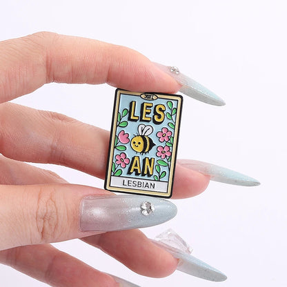 Pins tarot lesbien Les-Bee-An tenu entre deux doigts