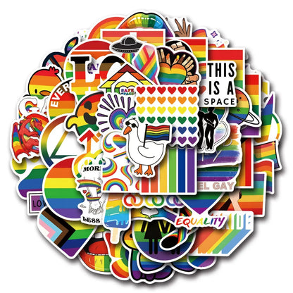 Pile des 110 autocollants Pride en vinyle : drapeaux, cœurs, slogans et motifs arc-en-ciel