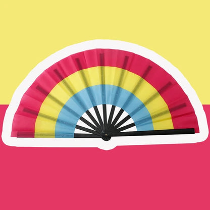 Éventail pliant aux couleurs du drapeau pansexuel : rose, jaune et bleu
