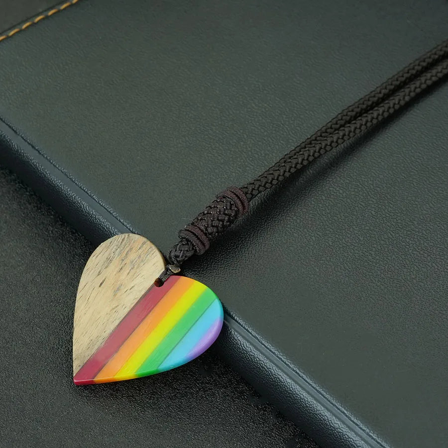 Pendentif cœur en bois arc-en-ciel vu de trois quarts