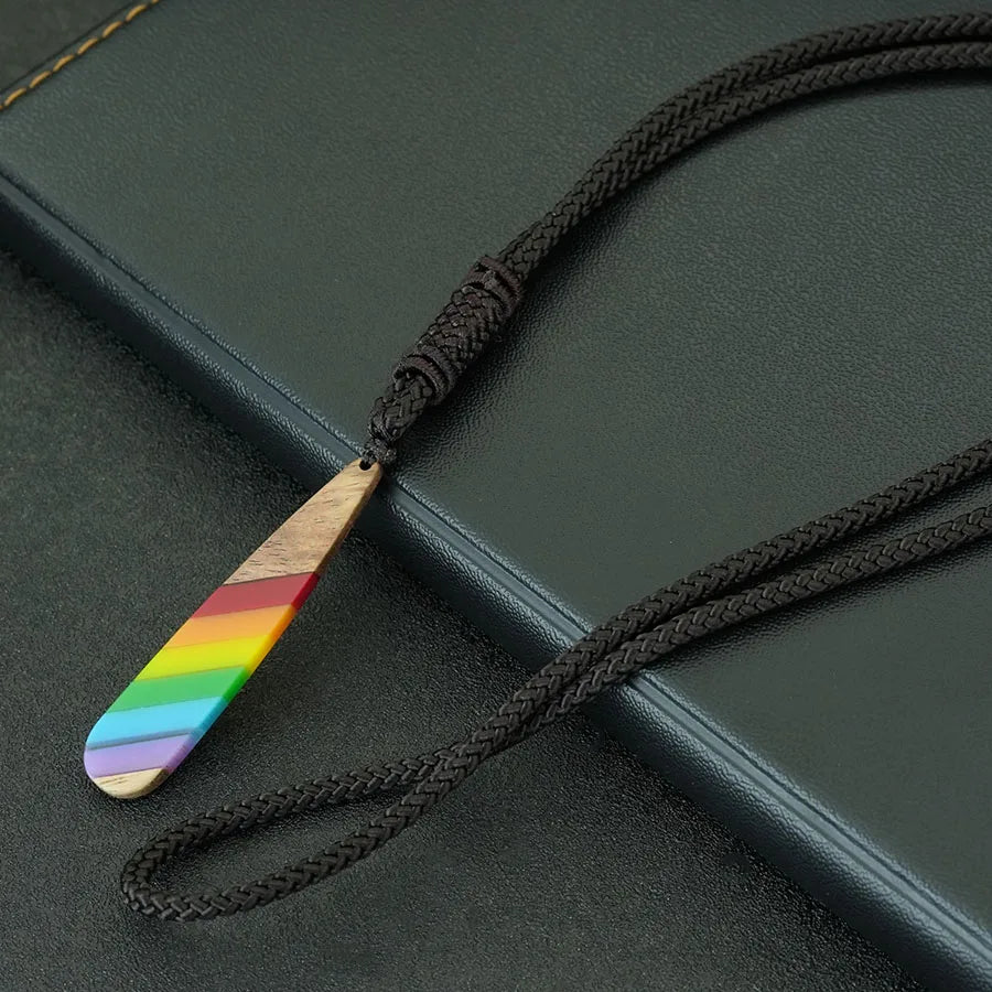 Collier LGBT à pendentif ellipse en bois arc-en-ciel, sur cordon tressé