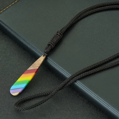 Collier LGBT à pendentif ellipse en bois arc-en-ciel, sur cordon tressé