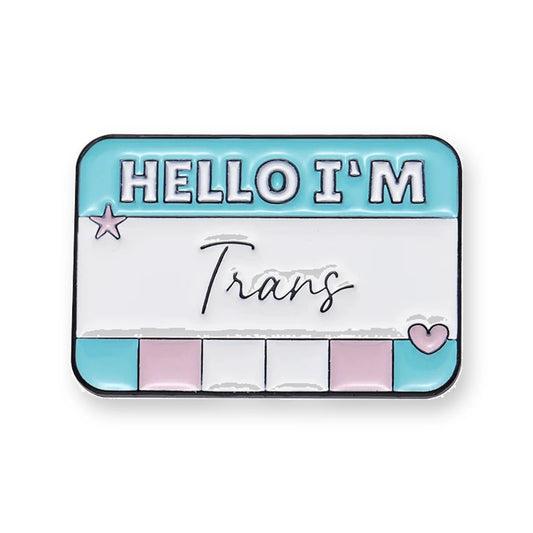 Badge émaillé HELLO I'M Trans, bandeau turquoise et couleurs du drapeau transgenre