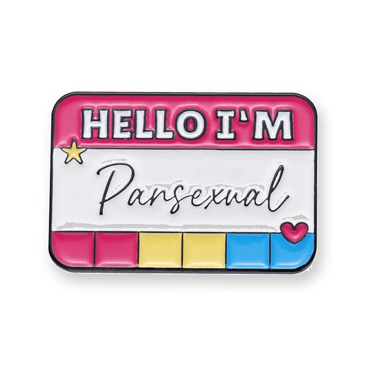 Badge émaillé HELLO I'M Pansexual, bandeau rose et couleurs rose, jaune et cyan